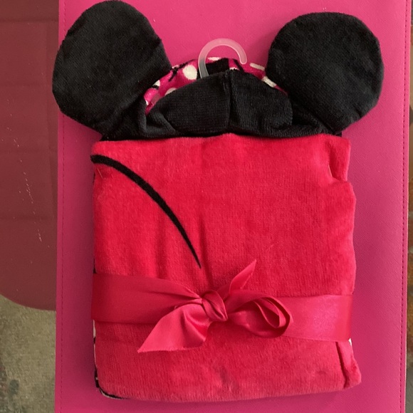 Minnie Mouse Hooded Towel. NWT - Picture 2 of 5